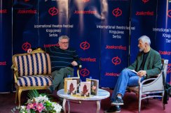 Nova srpska drama 01 Otuđenje, okupiranost sobom i društvenim medijima, obuzetost spoljnim: Predstava „Ćelava pjevačica” na Joakimfestu 4