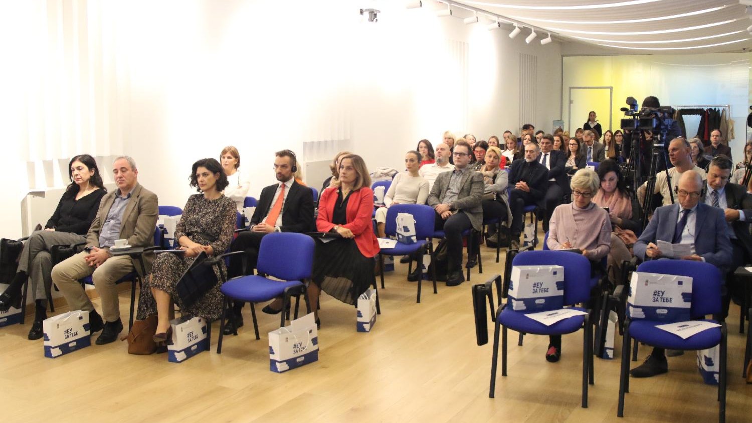 2,4 miliona evra za pravnu podršku pregovorima 2 2,4 miliona evra za pravnu podršku pregovorima 2