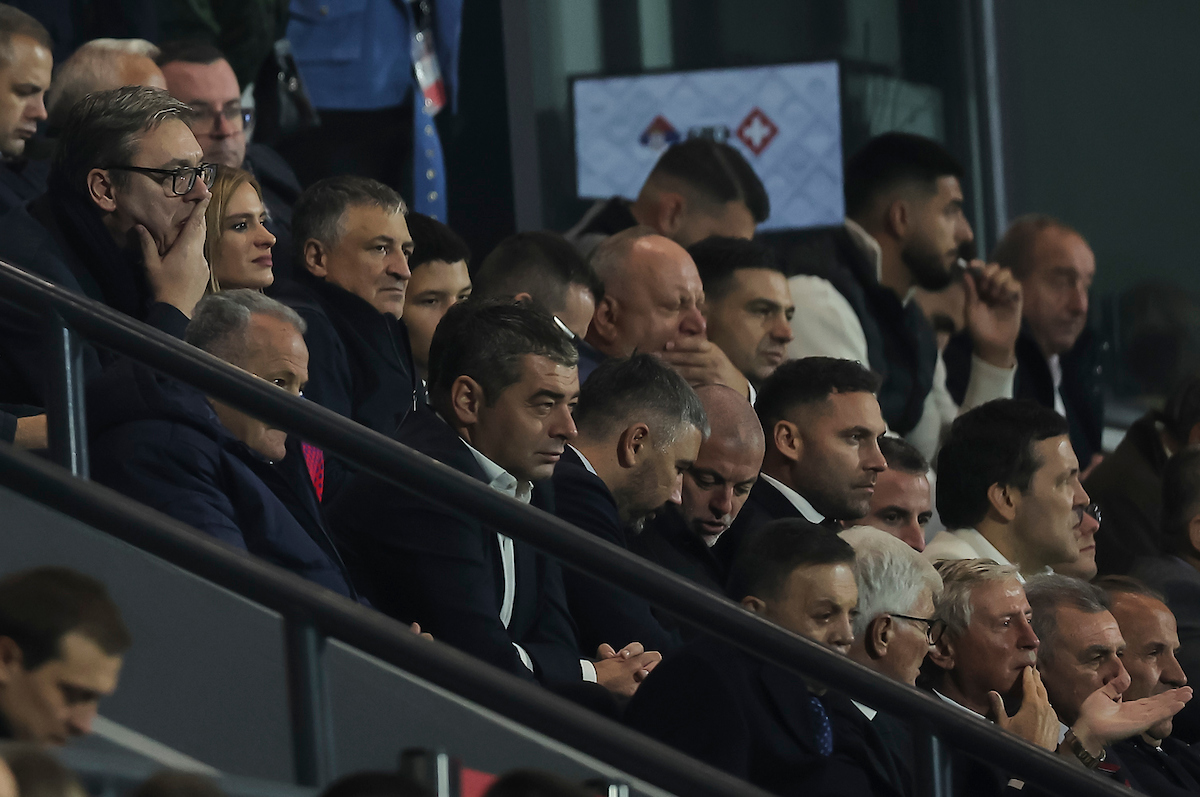 "Leskovac je naša tvrđava": Aleksandar Vučić sa šalom Srbije bodrio fudbalere u društvu saradnika i bivših reprezentativaca (FOTO) 1