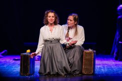 Žena himna Joakimfest Kragujevac 03 Istorija 20. veka ispričana kroz sudbinu četiri žene: Predstava „Žena himna” o pesnikinji Pauli Preradović odigrana na Joakimfestu 3