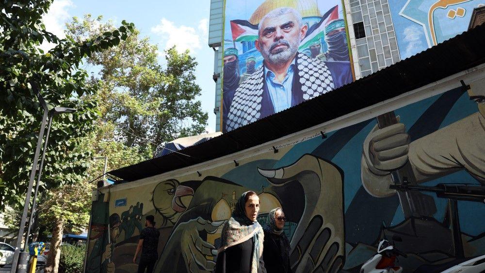 Sad kad je vođa Hamasa mrtav, šta sprečava primirje u Gazi 2 Iranci prolaze pored bilborda sa Jahjom Sinvarom na Palestinskom trgu u iranskoj prestonici Teheranu posle njegove smrti