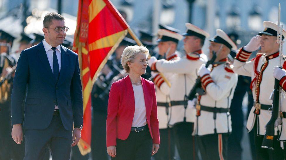 Koje poruke Balkanu donosi Ursula fon der Lajen 4 Sa premijerom Severne Makedonije Hristijanom Mickoskim