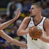 NBA: Nikola Jokić počeo sezonu tripl-dablom, Denver poražen u derbiju Zapada 2