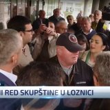 (VIDEO) Guranje, uvrede i koškanja ispred Skupštine Loznice: "Imamo prava da uđemo na sednicu" 9