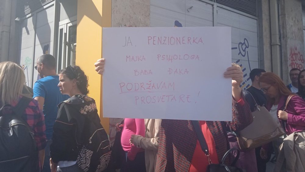 Kako je izgledao današnji protest prosvetnih radnika u slikama?(FOTO) 2 Kako je izgledao današnji protest prosvetnih radnika u slikama?(FOTO) 2