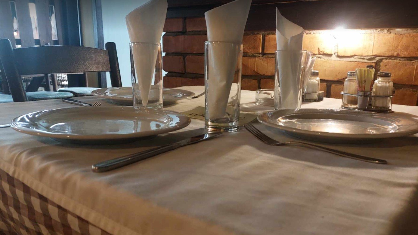 U kafanu sa debelim novčanikom: Koliko košta ručak za četvoročlanu porodicu u restoranu u gradovima Srbije? 4 U kafanu sa debelim novčanikom: Koliko košta ručak za četvoročlanu porodicu u restoranu u gradovima Srbije? 4