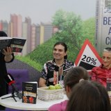 Na štandu Službenog glasnika predstavljena je nova knjiga Jasminke Petrović „Onaj događaj od A do Š" 4