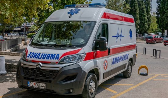 Udes na putu Kotor-Nikšić: Stradala devojka, 16 povređeno, putnici su državljani Srbije 5