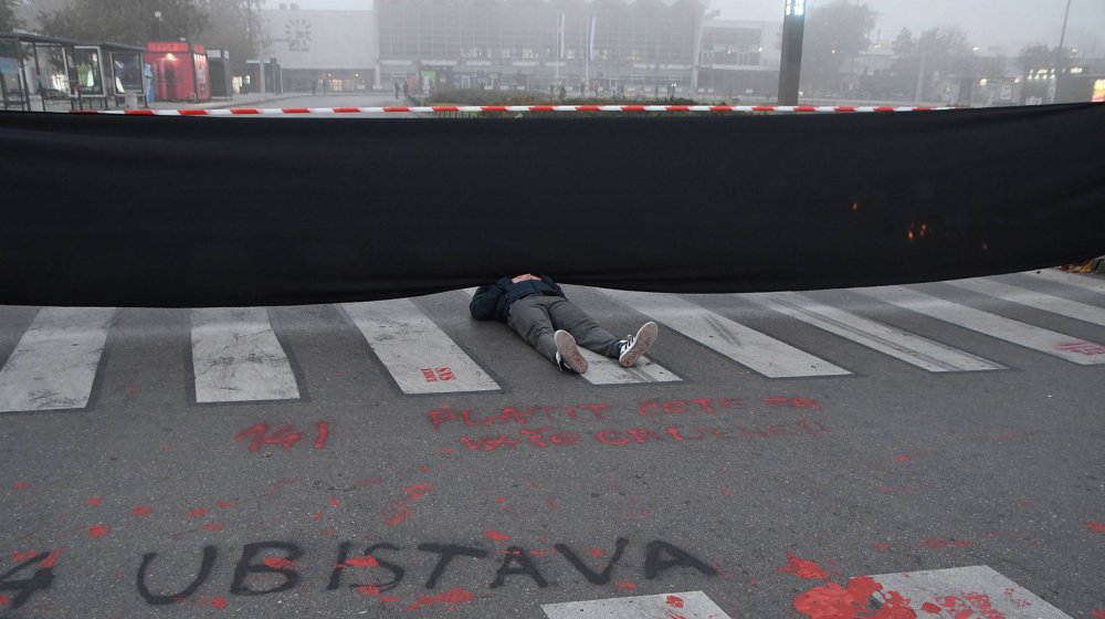 ZLF: Crveni otisci šaka na javnim površinama u Srbiji zbog smrti 15 ljudi u Novom Sad 1