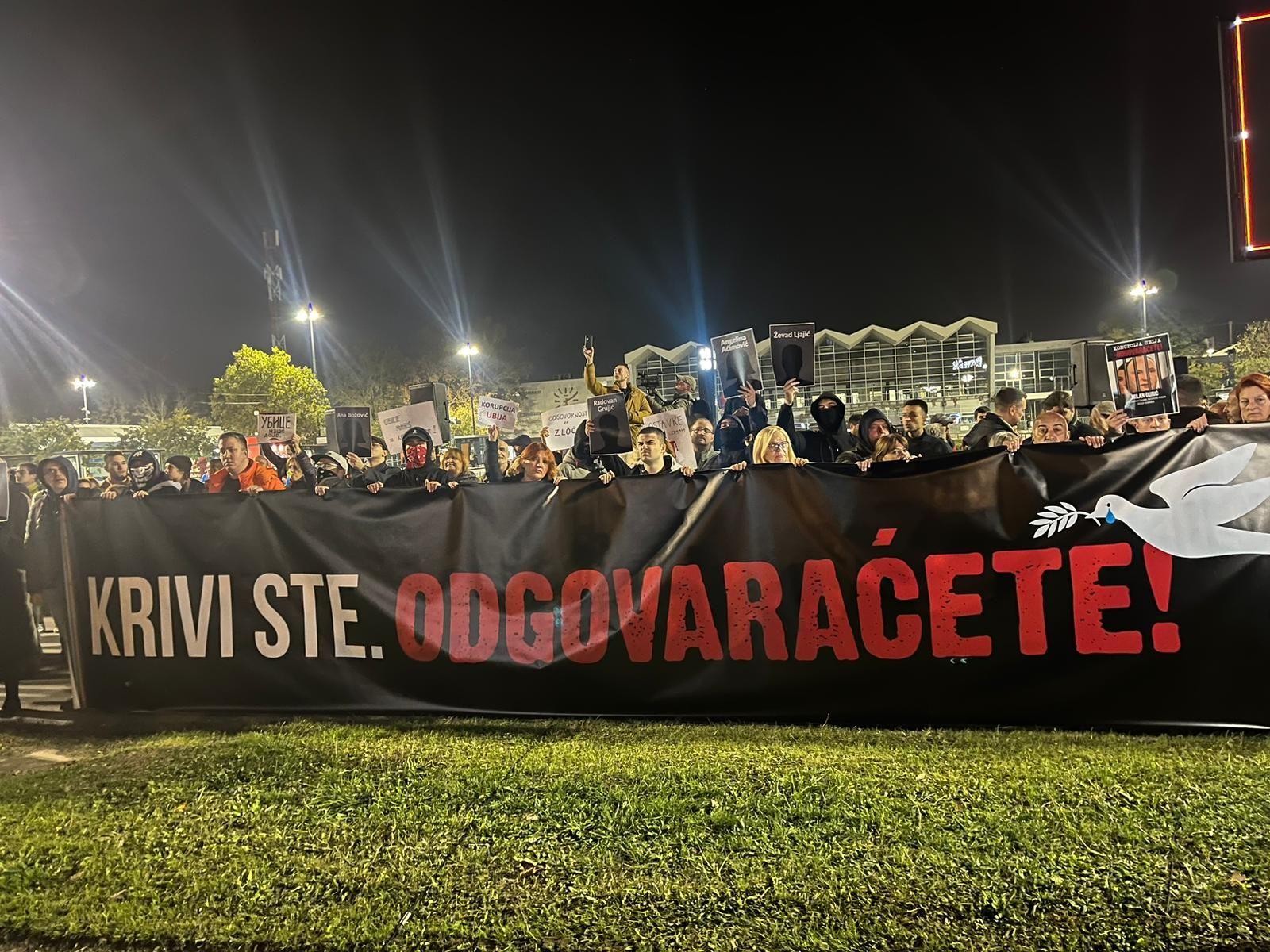 Protest u Novom Sadu: Fekalijama na gradsku kuću, skup podrške pritvorenima 8 protest NS 5. novembar