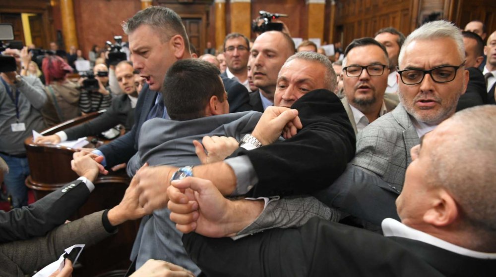 Zašto opozicija nije blokirala sednicu Skupštine, kao u ponedeljak, i zašto se povukla pred vladajućom većinom? 1