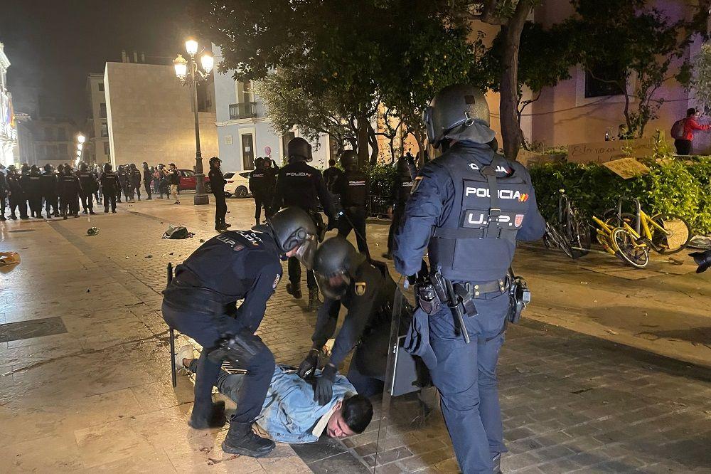 „Mi smo umrljani blatom, a vi krvlju”: Hiljade na protestima u Valensiji 4 Policija privodi jednog od demonstranata