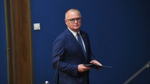 Na Ostružničkom mostu, u pravcu ka Surčinu, u sredu su popucali takozvani češljevi, što je izazvalo oštećenje desetak automobila i veliki zastoj u saobraćaju.