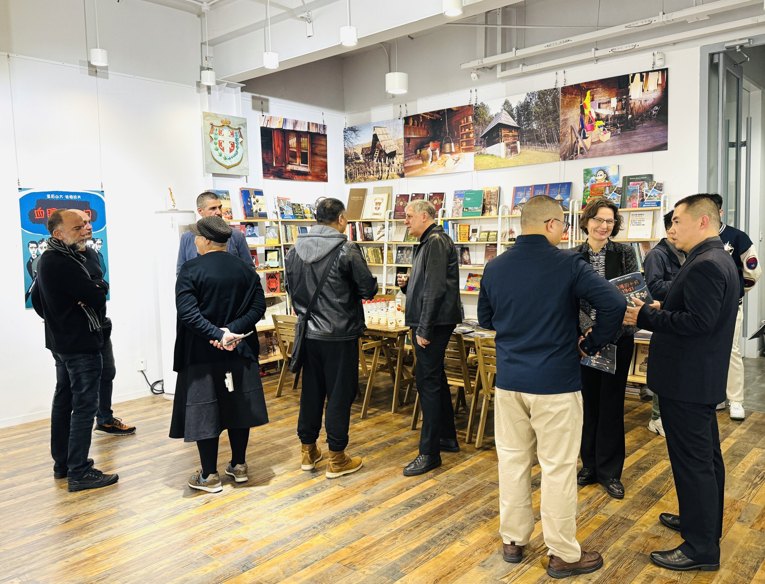 Umetnička nadgradnja stravične istorije: Izložba Zografovih radova „Krvavi oktobar 1941” u Kini (FOTO) 2 Umetnička nadgradnja stravične istorije: Izložba Zografovih radova „Krvavi oktobar 1941” u Kini (FOTO) 9