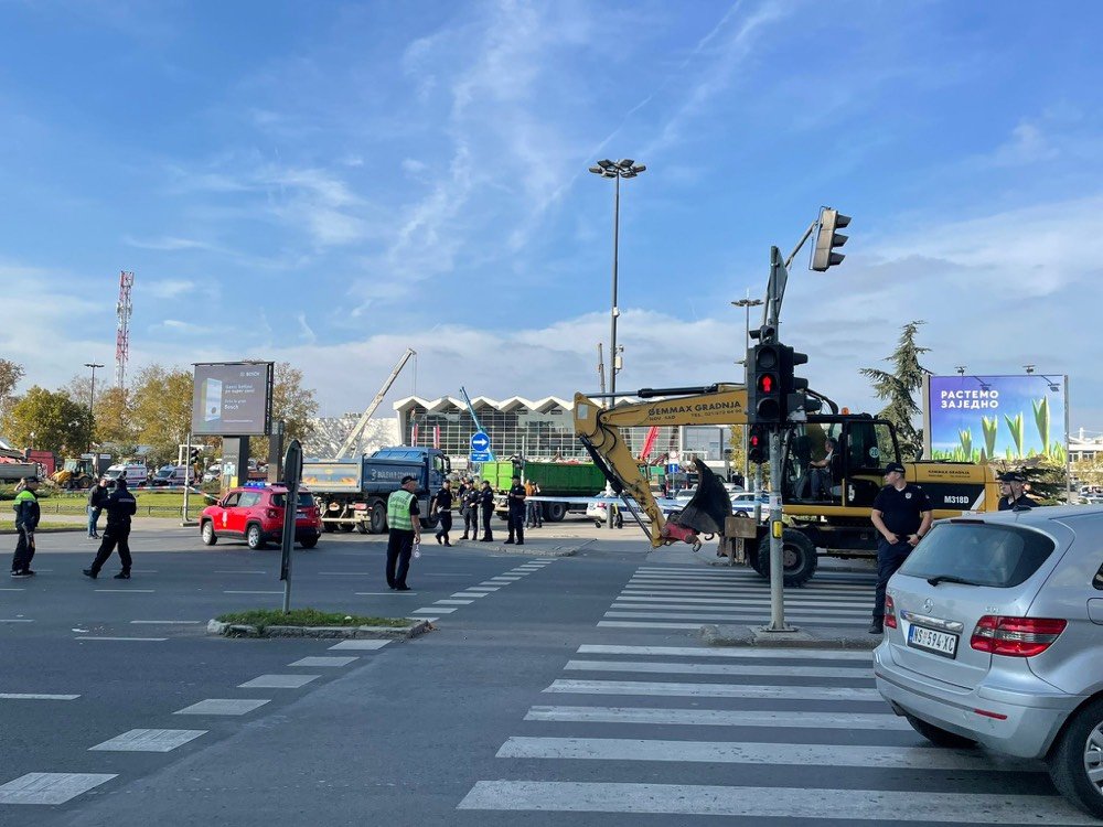 Nesreća na železničkoj stanici u Novom Sadu, najmanje jedna osoba poginula - mediji 4 Na terenu su policijske i vatrogasne ekipe