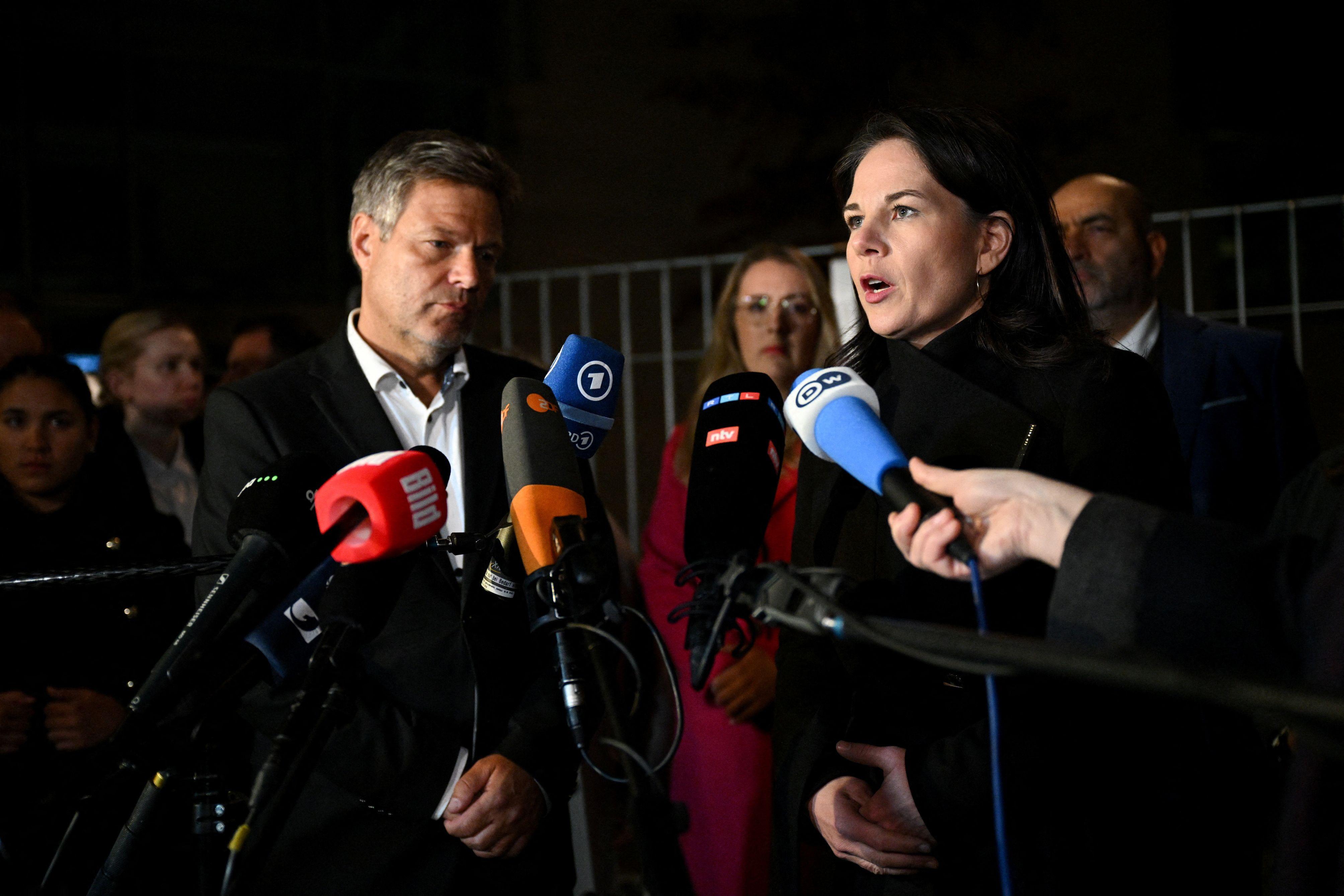 Raspala se vladajuća koalicija u Nemačkoj posle smene ministra finansija 1 Ministar ekonomije Robert Habek i šefica diplomatije Analena Berbok iz Zelenih se obraćaju medijima