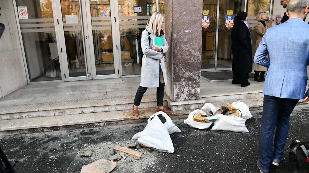 Policija legitimisala aktivistu Dejana Atanackovića zbog prosipanja šuta „Milenijum tima“ 1