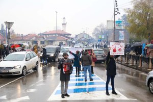 I u Novom Pazaru protest Zastani Srbijo: Odata pošta stradalim 2 I u Novom Pazaru protest Zastani Srbijo: Odata pošta stradalim 2
