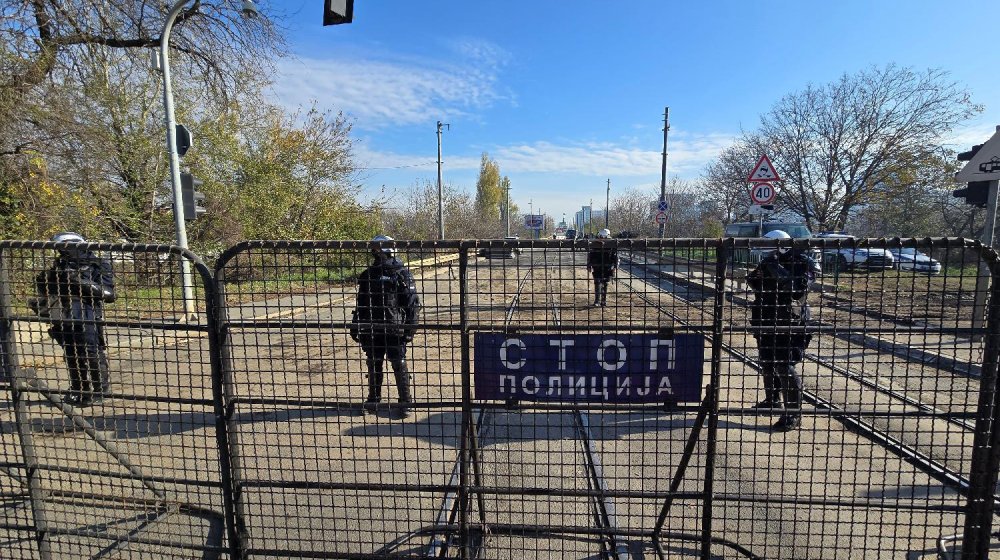 Policija postavila metalnu zaštitnu ogradu ka Starom savskom mostu 1