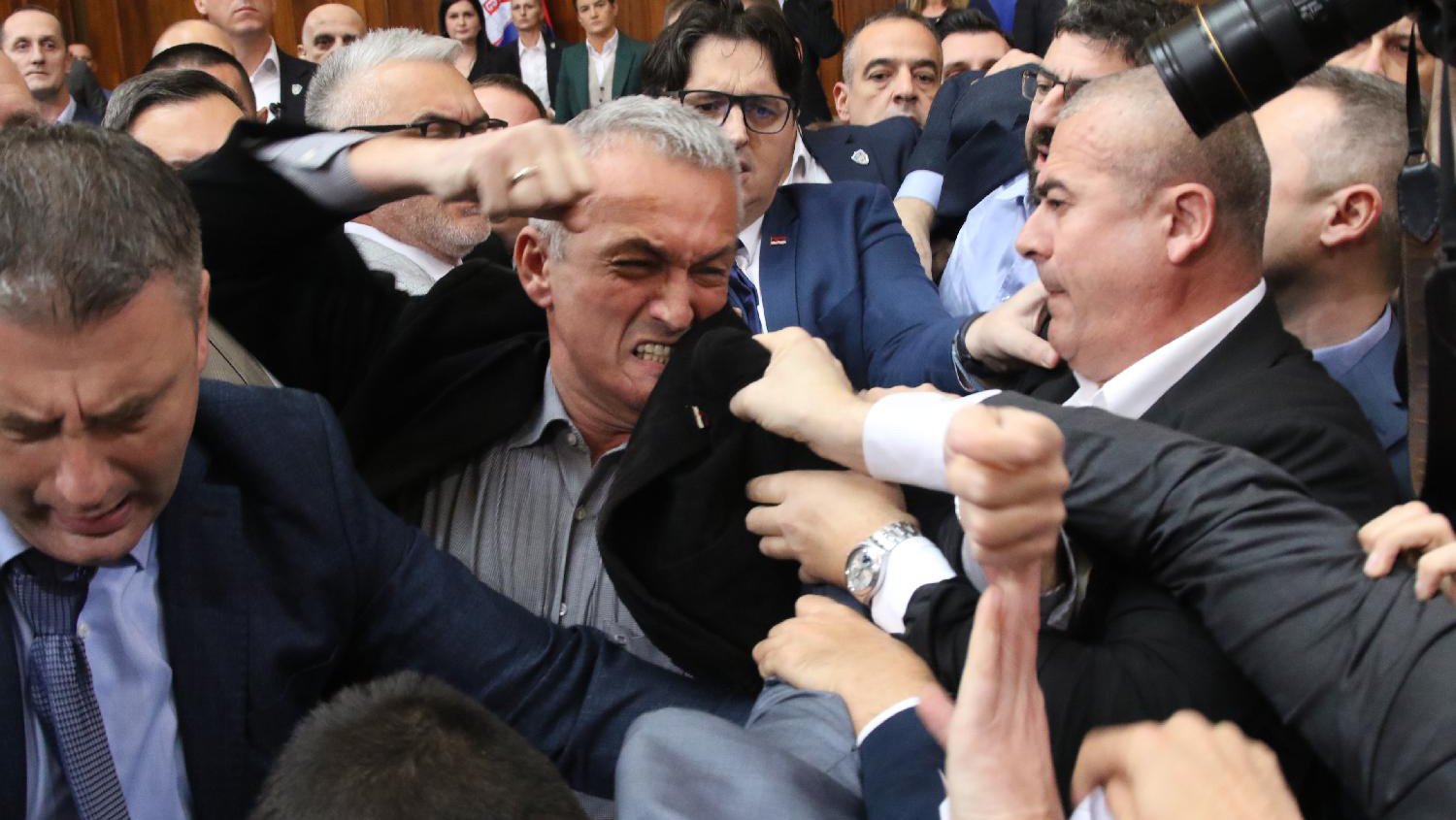 Detalji tuče u Skupštini: Igor Bečić nasrnuo na Mariniku Tepić, ona ga polila vodom, Vulinov poslanik potegao pesnicu (VIDEO, FOTO) 2 Detalji tuče u Skupštini: Igor Bečić nasrnuo na Mariniku Tepić, ona ga polila vodom, Vulinov poslanik potegao pesnicu (VIDEO, FOTO) 2