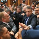 Detalji tuče u Skupštini: Igor Bečić nasrnuo na Mariniku Tepić, ona ga polila vodom, Vulinov poslanik potegao pesnicu (VIDEO, FOTO) 3