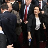 "Vučić Srbiju gura u tragediju": Politički analitičar o tuči i ekspresnom završetku rasprave u Skupštini Srbije 3