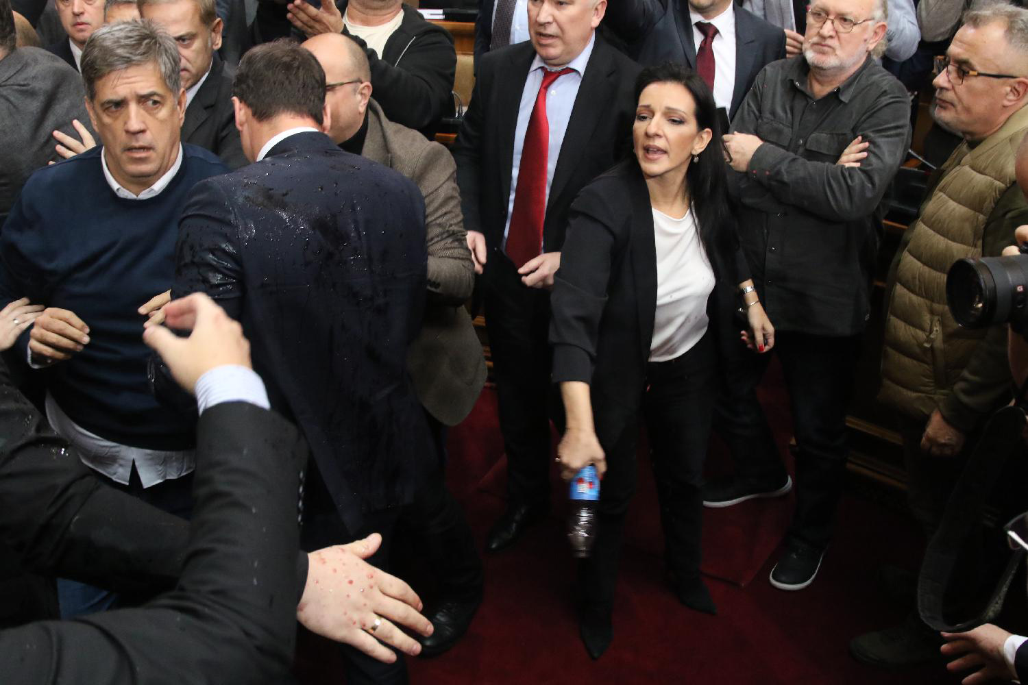 Detalji tuče u Skupštini: Igor Bečić nasrnuo na Mariniku Tepić, ona ga polila vodom, Vulinov poslanik potegao pesnicu (VIDEO, FOTO) 3 Detalji tuče u Skupštini: Igor Bečić nasrnuo na Mariniku Tepić, ona ga polila vodom, Vulinov poslanik potegao pesnicu (VIDEO, FOTO) 3