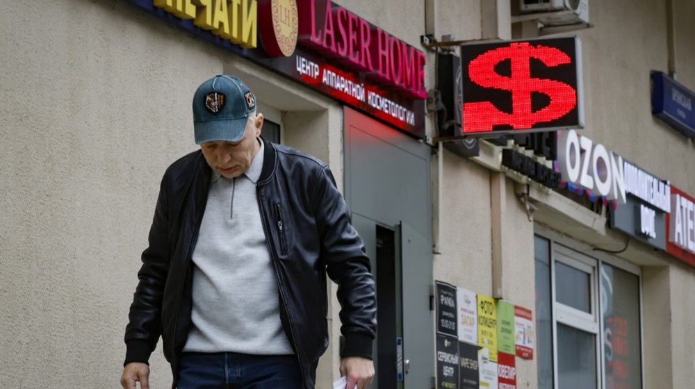 Kineske kompanije počele da obustavljaju prodaju robe u Rusiji zbog kolapsa rublje 1