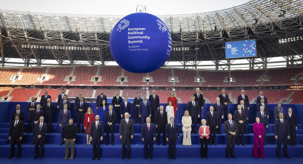 "Oprezna dobrodošlica Trampu, ali sami moramo": AP o današnjem samitu evropskih lidera u Budimpešti 1