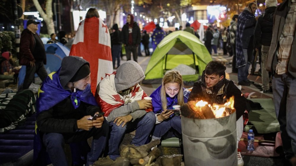 Policija u Tbilisiju rasturila šatorski kamp demonstranata: Došlo do tuče i privođenja (VIDEO) 1