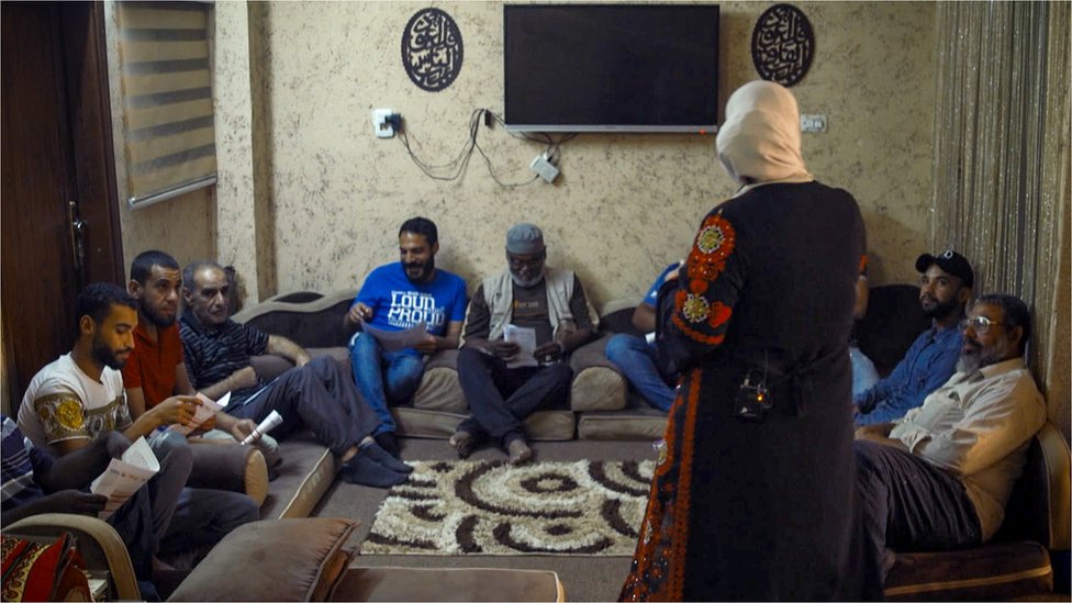 Doktorka koja navodi muškarce da priznaju porodično nasilje 3 Dr Mahmoud standing in front of the men