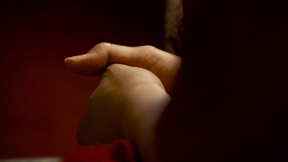 Doktorka koja navodi muškarce da priznaju porodično nasilje 4 A close up of Sara's hands