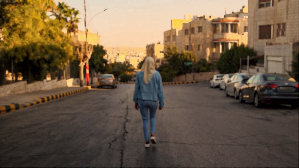 Doktorka koja navodi muškarce da priznaju porodično nasilje 6 Maysoon walking down a street