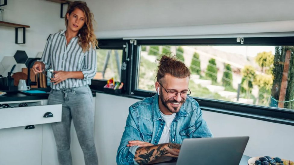 Posao: Zašto mnoge žene stavljaju partnerovu karijeru ispred vlastite 2 Žena posmatra dok njen partner radi