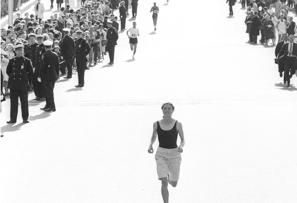 Bobi Gib i trčanje: Neverovatna priča prve žene koja je istrčala Bostonski maraton 5 Bobbi Gibb runs alone with spectators watching her in the 1966 Boston Marathon