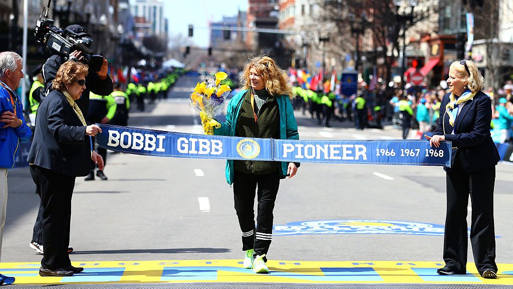 Bobi Gib i trčanje: Neverovatna priča prve žene koja je istrčala Bostonski maraton 7 Bobbi Gibb crosses a ceremonial finishline with her name emblazoned on the ribbon in 2016