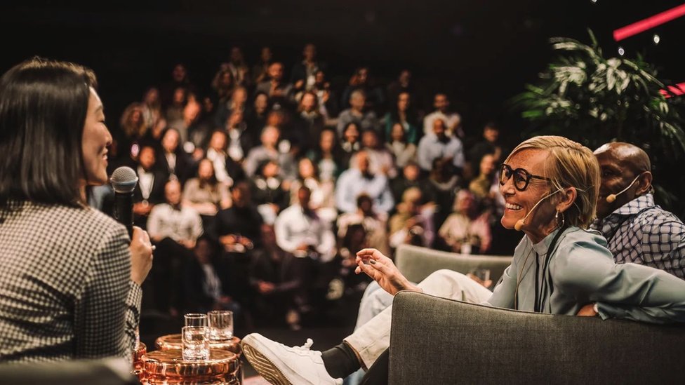 Zašto žene ređe postavljaju pitanja iz publike? 3 Dve žene i muškarac razgovaraju na pozornici pred publikom