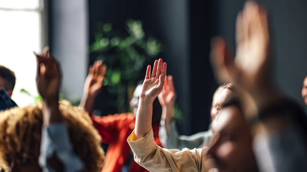 Zašto žene ređe postavljaju pitanja iz publike? 1 Ljudi na času sa podignutom rukom