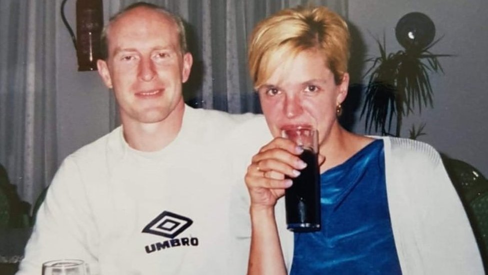 Neuroferitinopatija: Nova nada za sestre zatočene u vlastitim telima 4 Old picture of a young couple smiling at the camera