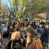 Protest u Novom Sadu: Fekalijama na gradsku kuću, skup podrške pritvorenima 6