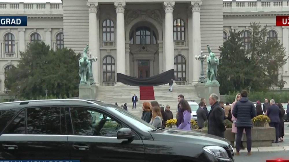 ZLF, PSG i Lutovac o iskazivanju tuge: Crni flor na Skupštini zbog tragedije u Novom Sadu 1