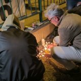 Građani kod Starog savskog mosta pale sveće za "sve žrtve pogrešnih odluka" 1