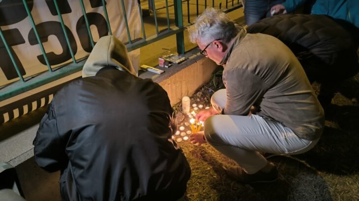 Građani kod Starog savskog mosta pale sveće za "sve žrtve pogrešnih odluka" 1