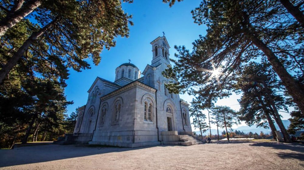 Eparhija budimljansko-nikšićka osudila privođenje: Pokušavaju da zastraše hodočasnike, a inkriminisani natpis urezan u njihova srca 1