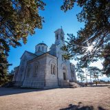 Eparhija budimljansko-nikšićka osudila privođenje: Pokušavaju da zastraše hodočasnike, a inkriminisani natpis urezan u njihova srca 3