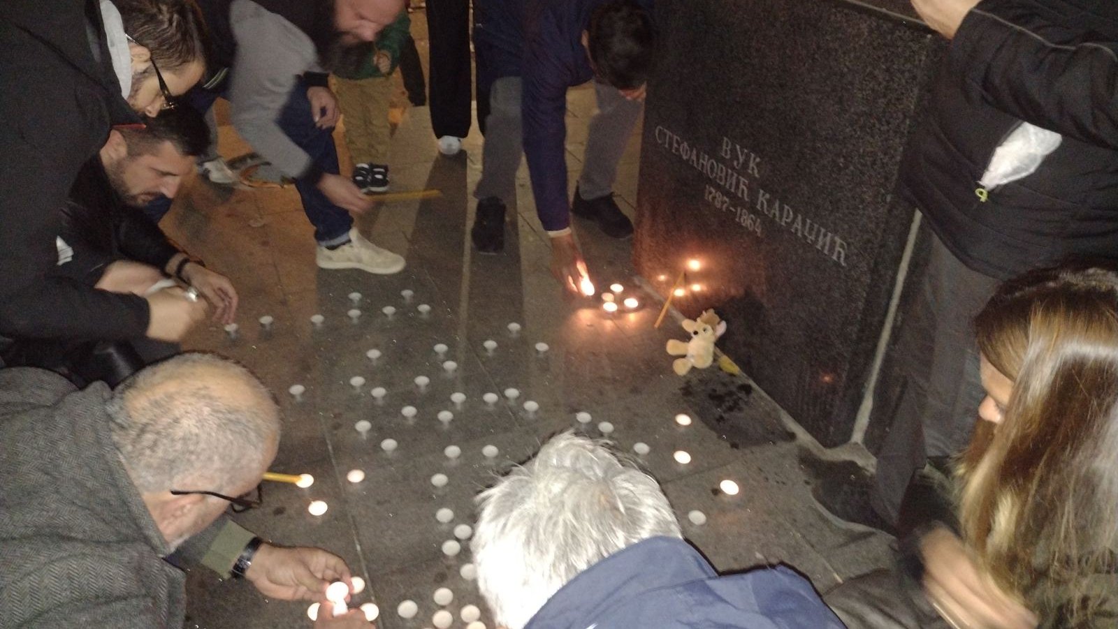 Kragujevčani na Đačkom trgu odaju poštu žrtvama novosadske tragedije (FOTO) 2 Kragujevčani na Đačkom trgu odaju poštu žrtvama novosadske tragedije (FOTO) 2