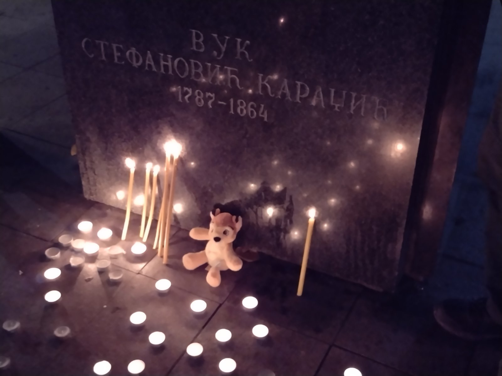 Kragujevčani na Đačkom trgu odaju poštu žrtvama novosadske tragedije (FOTO) 3 Kragujevčani na Đačkom trgu odaju poštu žrtvama novosadske tragedije (FOTO) 3