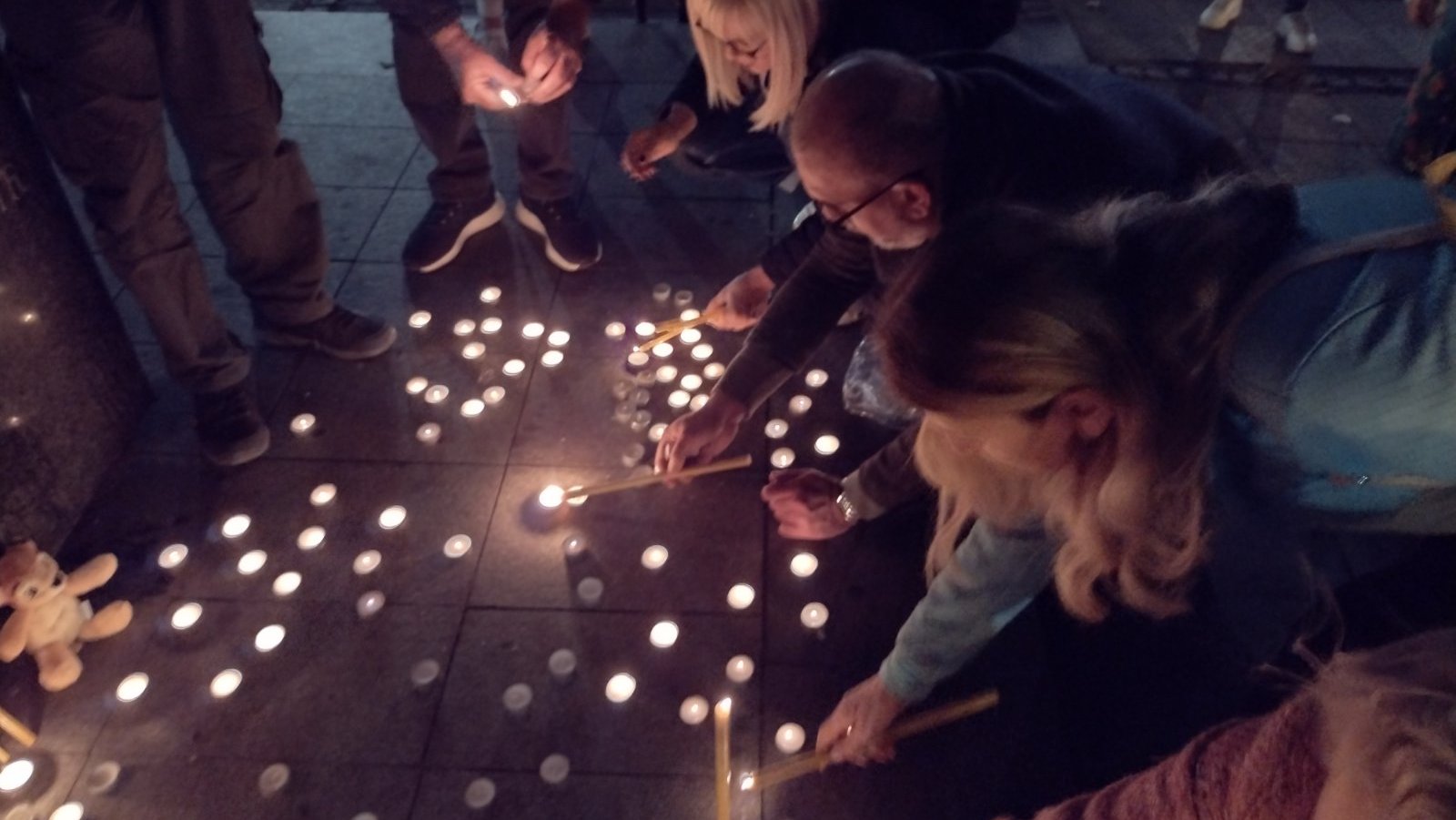 Kragujevčani na Đačkom trgu odaju poštu žrtvama novosadske tragedije (FOTO) 4 Kragujevčani na Đačkom trgu odaju poštu žrtvama novosadske tragedije (FOTO) 4