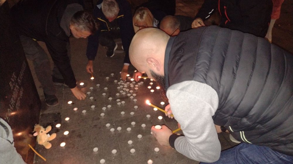 Kragujevčani na Đačkom trgu odaju poštu žrtvama novosadske tragedije (FOTO) 1
