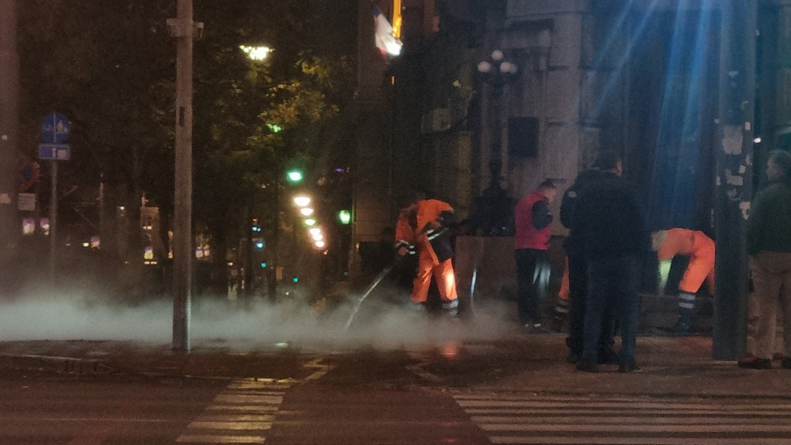 (FOTO) Čiste se crveni tragovi ispred Vlade Srbije koje su ostavili aktivisti ZLF-a 2 (FOTO) Čiste se crveni tragovi ispred Vlade Srbije koje su ostavili aktivisti ZLF-a 2